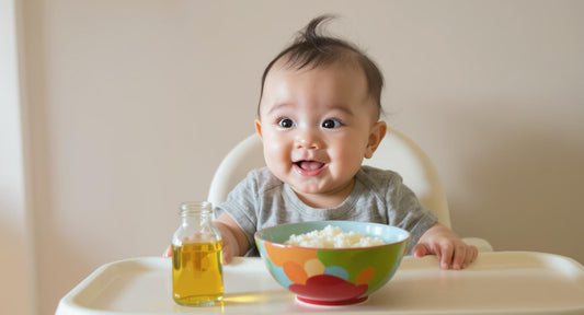 一名快樂的嬰兒坐在高腳椅上，準備享用添加了健康食用油的副食品粥。
