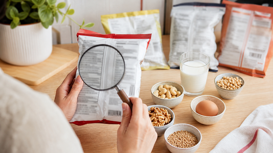香港家長用放大鏡查看日本零食背面成分標籤，旁邊有核桃、腰果和過敏原檢查清單