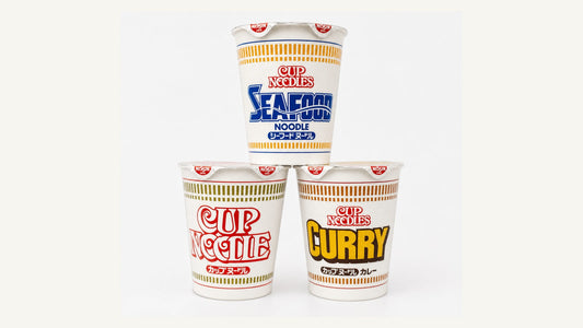 Nissin Cup Noodle 原味、海鮮和咖喱三款日本杯麵並排展示